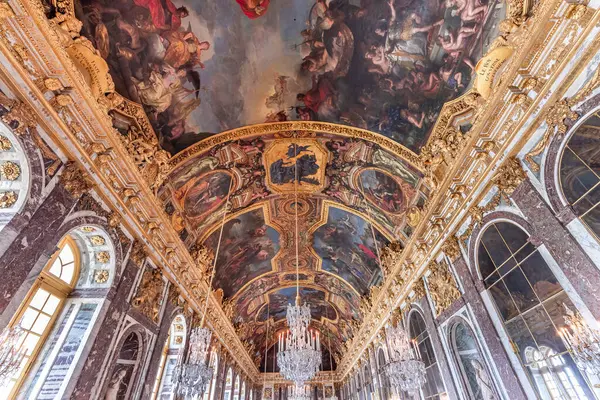 VERSAILLES FRANCE, MAYIS 06, 2025: Mirros salonunun tavanları da Galerie des glaces, Chateau de Versailles, Paris yakınlarındaki