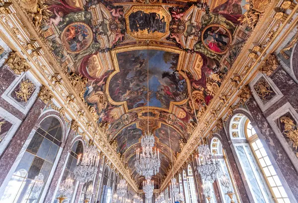 VERSAILLES FRANCE, MAYIS 06, 2025: Mirros salonunun tavanları da Galerie des glaces, Chateau de Versailles, Paris yakınlarındaki