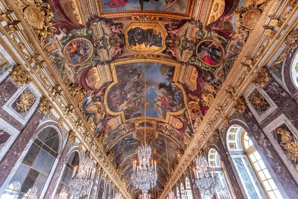 VERSAILLES FRANCE, MAYIS 06, 2025: Mirros salonunun tavanları da Galerie des glaces, Chateau de Versailles, Paris yakınlarındaki