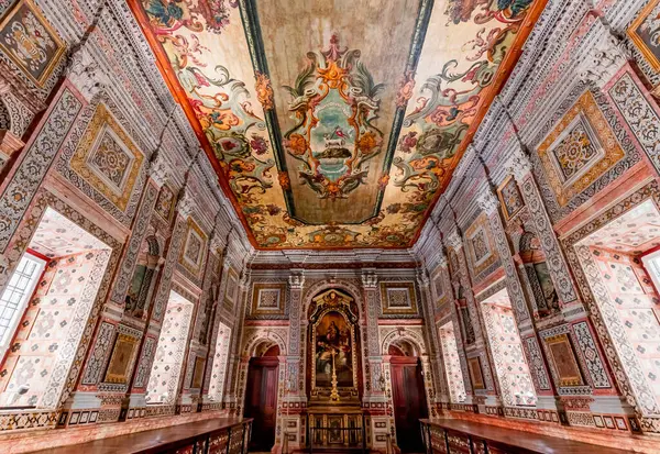 LISBON, PORTUGAL, 15 Mart 2025, Sao Vicente de Fora Manastırı 'nın mimari detayları, Lizbon, Portekiz