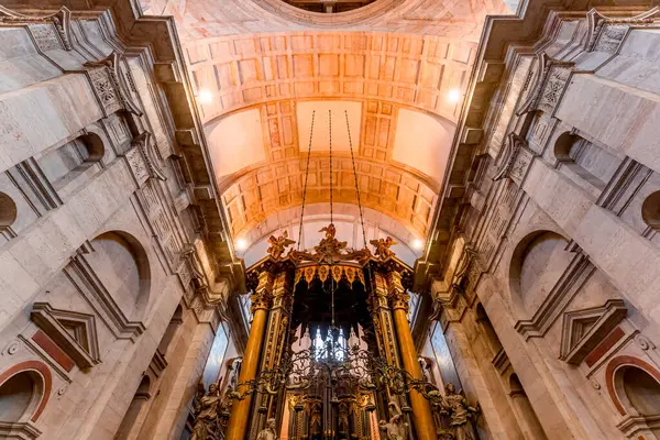 LISBON, PORTUGAL, 15 Mart 2025, Sao Vicente de Fora Manastırı 'nın mimari detayları, Lizbon, Portekiz