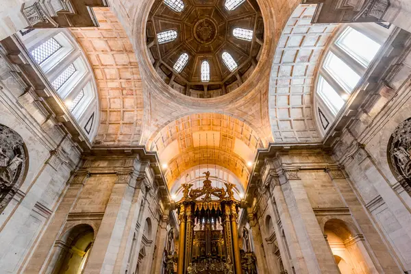 LISBON, PORTUGAL, 15 Mart 2025, Sao Vicente de Fora Manastırı 'nın mimari detayları, Lizbon, Portekiz