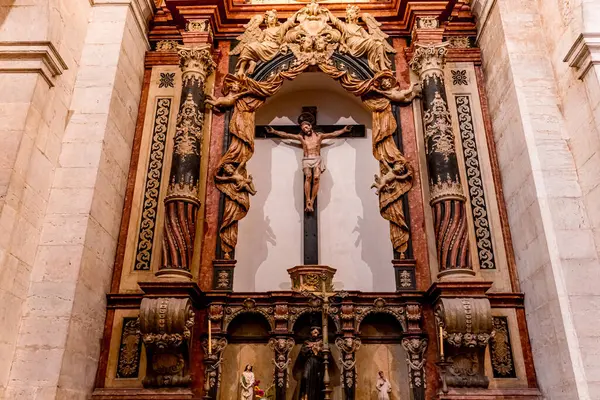 LISBON, PORTUGAL, 15 Mart 2025, Sao Vicente de Fora Manastırı 'nın mimari detayları, Lizbon, Portekiz