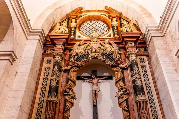 LISBON, PORTUGAL, 15 Mart 2025, Sao Vicente de Fora Manastırı 'nın mimari detayları, Lizbon, Portekiz