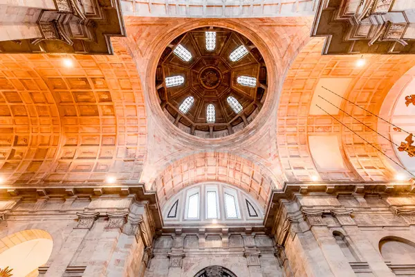 LISBON, PORTUGAL, 15 Mart 2025, Sao Vicente de Fora Manastırı 'nın mimari detayları, Lizbon, Portekiz