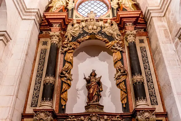 LISBON, PORTUGAL, 15 Mart 2025, Sao Vicente de Fora Manastırı 'nın mimari detayları, Lizbon, Portekiz