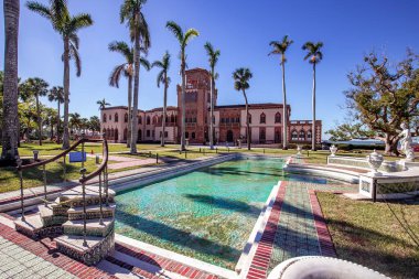 SARASOTA, FLORIDA, ABD, ARALIK 03 Aralık 2024: ringling bahçelerindeki Ca Dzan evinin dışındakiler