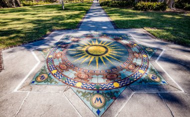 SARASOTA, FLORIDA, ABD, ARALIK 03 Aralık 2024: ringling bahçelerindeki Ca Dzan evinin dışındakiler