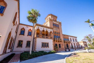 SARASOTA, FLORIDA, ABD, ARALIK 03 Aralık 2024: ringling bahçelerindeki Ca Dzan evinin dışındakiler