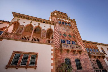 SARASOTA, FLORIDA, ABD, ARALIK 03 Aralık 2024: ringling bahçelerindeki Ca Dzan evinin dışındakiler