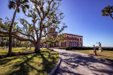 SARASOTA, FLORIDA, ABD, ARALIK 03 Aralık 2024: ringling bahçelerindeki Ca Dzan evinin dışındakiler
