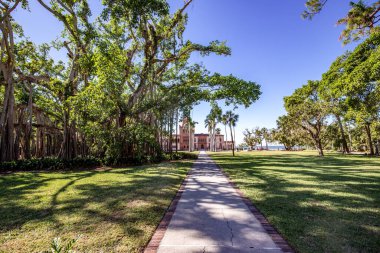 SARASOTA, FLORIDA, ABD, ARALIK 03 Aralık 2024: ringling bahçelerindeki Ca Dzan evinin dışındakiler