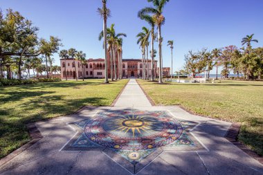 SARASOTA, FLORIDA, ABD, ARALIK 03 Aralık 2024: ringling bahçelerindeki Ca Dzan evinin dışındakiler