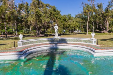 SARASOTA, FLORIDA, ABD, ARALIK 03 Aralık 2024: ringling bahçelerindeki Ca Dzan evinin dışındakiler