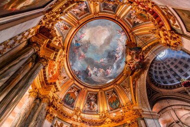 PARIS, FRANCE, 29 MAYIS 2025: cupola dome freski ve Saint-sulpice kilisesindeki Meryem Ana şapelinin mimari detayları, ressam Francois Lemoyne tarafından, 1732 yılı.