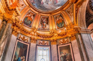 PARIS, FRANCE, 29 MAYIS 2025: cupola dome freski ve Saint-sulpice kilisesindeki Meryem Ana şapelinin mimari detayları, ressam Francois Lemoyne tarafından, 1732 yılı.