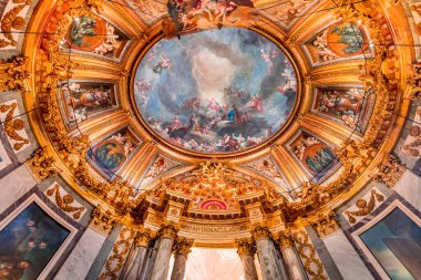 PARIS, FRANCE, 29 MAYIS 2025: cupola dome freski ve Saint-sulpice kilisesindeki Meryem Ana şapelinin mimari detayları, ressam Francois Lemoyne tarafından, 1732 yılı.