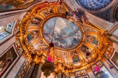 PARIS, FRANCE, 29 MAYIS 2025: cupola dome freski ve Saint-sulpice kilisesindeki Meryem Ana şapelinin mimari detayları, ressam Francois Lemoyne tarafından, 1732 yılı.