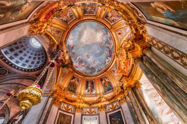 PARIS, FRANCE, 29 MAYIS 2025: cupola dome freski ve Saint-sulpice kilisesindeki Meryem Ana şapelinin mimari detayları, ressam Francois Lemoyne tarafından, 1732 yılı.