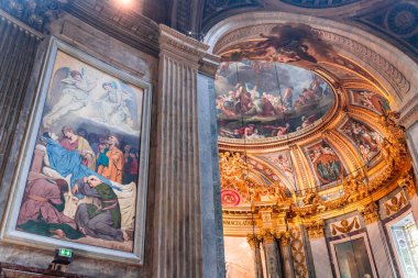 PARIS, FRANCE, 29 MAYIS 2025: cupola dome freski ve Saint-sulpice kilisesindeki Meryem Ana şapelinin mimari detayları, ressam Francois Lemoyne tarafından, 1732 yılı.