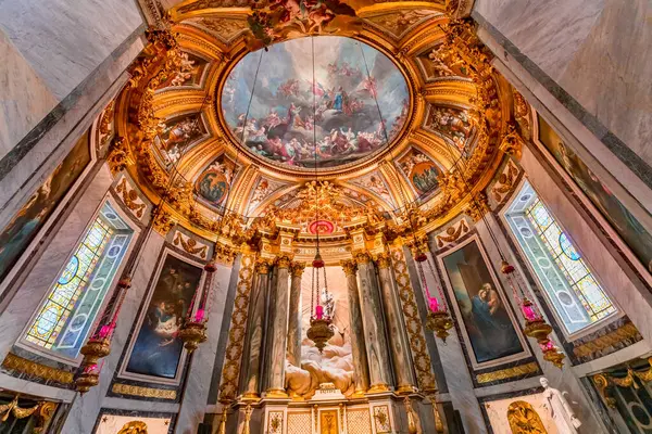 PARIS, FRANCE, 29 MAYIS 2025: cupola dome freski ve Saint-sulpice kilisesindeki Meryem Ana şapelinin mimari detayları, ressam Francois Lemoyne tarafından, 1732 yılı.