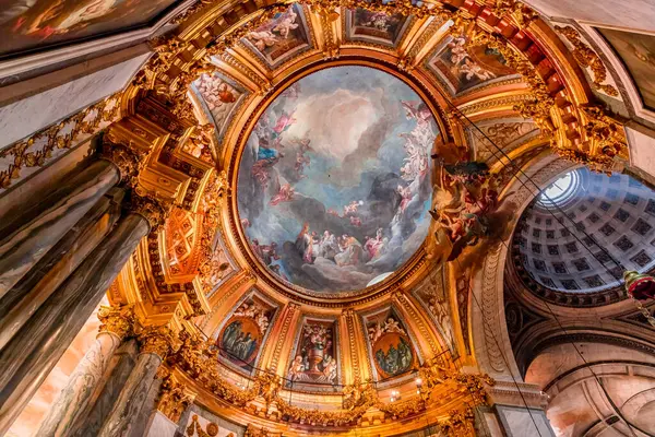 PARIS, FRANCE, 29 MAYIS 2025: cupola dome freski ve Saint-sulpice kilisesindeki Meryem Ana şapelinin mimari detayları, ressam Francois Lemoyne tarafından, 1732 yılı.