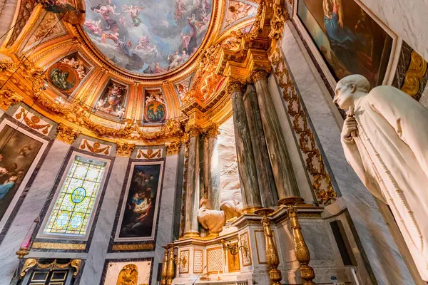 PARIS, FRANCE, 29 MAYIS 2025: cupola dome freski ve Saint-sulpice kilisesindeki Meryem Ana şapelinin mimari detayları, ressam Francois Lemoyne tarafından, 1732 yılı.