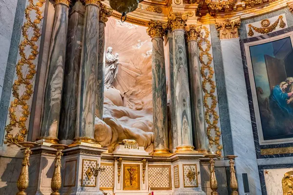 PARIS, FRANCE, 29 MAYIS 2025: cupola dome freski ve Saint-sulpice kilisesindeki Meryem Ana şapelinin mimari detayları, ressam Francois Lemoyne tarafından, 1732 yılı.