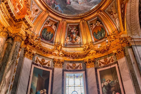 PARIS, FRANCE, 29 MAYIS 2025: cupola dome freski ve Saint-sulpice kilisesindeki Meryem Ana şapelinin mimari detayları, ressam Francois Lemoyne tarafından, 1732 yılı.