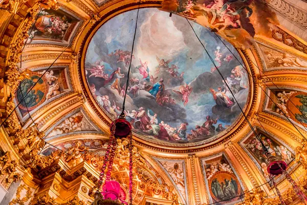 PARIS, FRANCE, 29 MAYIS 2025: cupola dome freski ve Saint-sulpice kilisesindeki Meryem Ana şapelinin mimari detayları, ressam Francois Lemoyne tarafından, 1732 yılı.