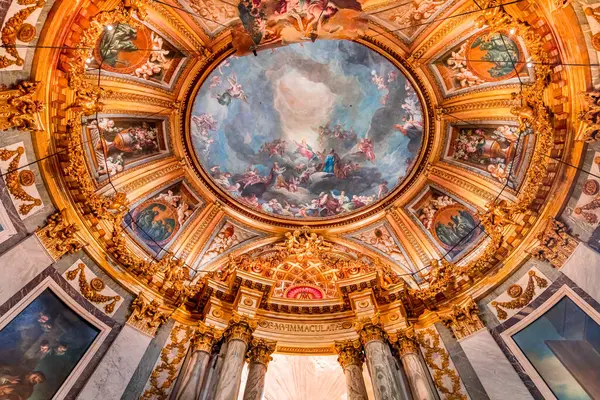 PARIS, FRANCE, 29 MAYIS 2025: cupola dome freski ve Saint-sulpice kilisesindeki Meryem Ana şapelinin mimari detayları, ressam Francois Lemoyne tarafından, 1732 yılı.