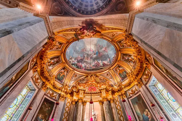 PARIS, FRANCE, 29 MAYIS 2025: cupola dome freski ve Saint-sulpice kilisesindeki Meryem Ana şapelinin mimari detayları, ressam Francois Lemoyne tarafından, 1732 yılı.