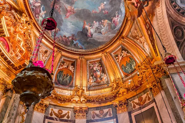 PARIS, FRANCE, 29 MAYIS 2025: cupola dome freski ve Saint-sulpice kilisesindeki Meryem Ana şapelinin mimari detayları, ressam Francois Lemoyne tarafından, 1732 yılı.