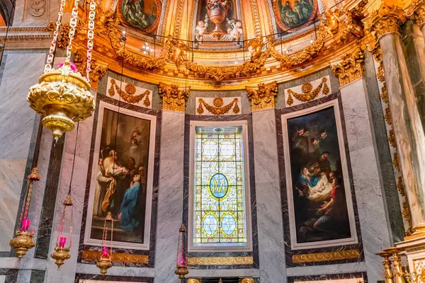 PARIS, FRANCE, 29 MAYIS 2025: cupola dome freski ve Saint-sulpice kilisesindeki Meryem Ana şapelinin mimari detayları, ressam Francois Lemoyne tarafından, 1732 yılı.