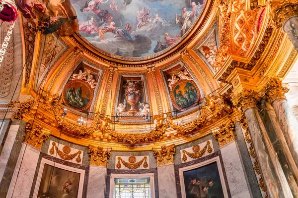 PARIS, FRANCE, 29 MAYIS 2025: cupola dome freski ve Saint-sulpice kilisesindeki Meryem Ana şapelinin mimari detayları, ressam Francois Lemoyne tarafından, 1732 yılı.