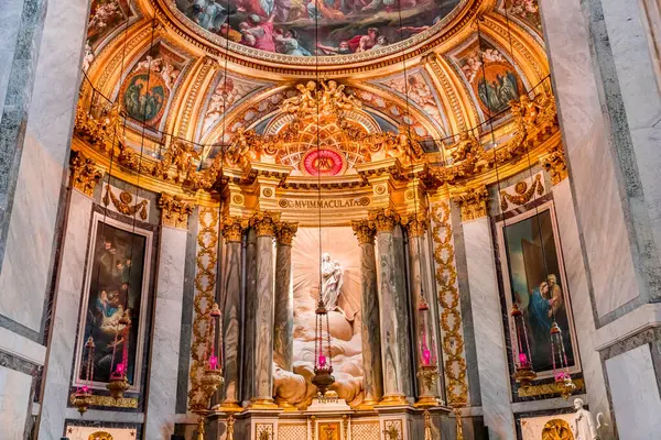 PARIS, FRANCE, 29 MAYIS 2025: cupola dome freski ve Saint-sulpice kilisesindeki Meryem Ana şapelinin mimari detayları, ressam Francois Lemoyne tarafından, 1732 yılı.