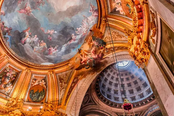 PARIS, FRANCE, 29 MAYIS 2025: cupola dome freski ve Saint-sulpice kilisesindeki Meryem Ana şapelinin mimari detayları, ressam Francois Lemoyne tarafından, 1732 yılı.