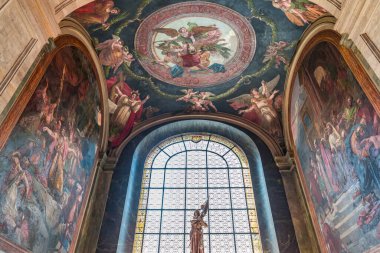 PARIS, FRANCE, 29 MAYIS 2025: 19. yüzyılda çeşitli anonimmus atölyelerinde Saint Sulpice kilisesinde yanal şapel detayları ve freskler