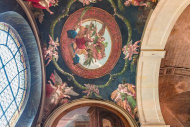 PARIS, FRANCE, 29 MAYIS 2025: 19. yüzyılda çeşitli anonimmus atölyelerinde Saint Sulpice kilisesinde yanal şapel detayları ve freskler