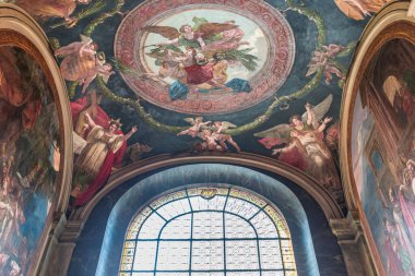 PARIS, FRANCE, 29 MAYIS 2025: 19. yüzyılda çeşitli anonimmus atölyelerinde Saint Sulpice kilisesinde yanal şapel detayları ve freskler