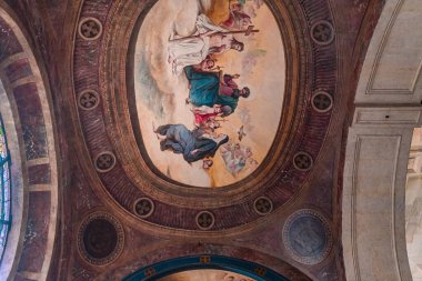 PARIS, FRANCE, 29 MAYIS 2025: 19. yüzyılda çeşitli anonimmus atölyelerinde Saint Sulpice kilisesinde yanal şapel detayları ve freskler