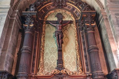 PARIS, FRANCE, 29 MAYIS 2025: 19. yüzyılda çeşitli anonimmus atölyelerinde Saint Sulpice kilisesinde yanal şapel detayları ve freskler