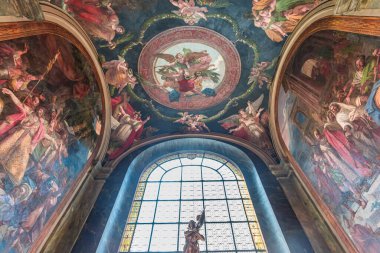 PARIS, FRANCE, 29 MAYIS 2025: 19. yüzyılda çeşitli anonimmus atölyelerinde Saint Sulpice kilisesinde yanal şapel detayları ve freskler