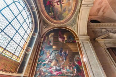 PARIS, FRANCE, 29 MAYIS 2025: 19. yüzyılda çeşitli anonimmus atölyelerinde Saint Sulpice kilisesinde yanal şapel detayları ve freskler