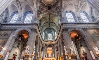 PARIS, FRANCE, 29 Mayıs 2025: Saint Sulpice Kilisesi 'nin merkezi mimari detayları, 19. yüzyılda çeşitli anonimmus atölyeleri tarafından