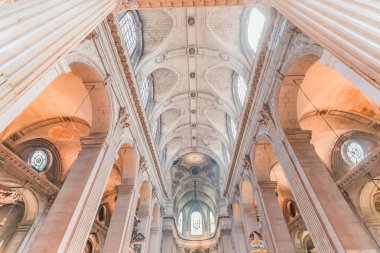 PARIS, FRANCE, 29 Mayıs 2025: Saint Sulpice Kilisesi 'nin merkezi mimari detayları, 19. yüzyılda çeşitli anonimmus atölyeleri tarafından