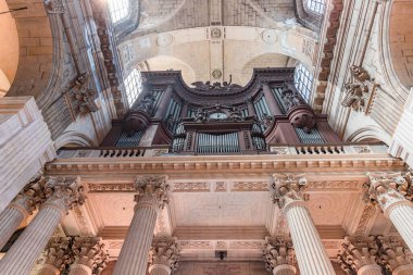 PARIS, FRANCE, 29 Mayıs 2025: Saint Sulpice Kilisesi 'nin merkezi mimari detayları, 19. yüzyılda çeşitli anonimmus atölyeleri tarafından