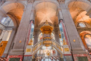 PARIS, FRANCE, 29 Mayıs 2025: Saint Sulpice Kilisesi 'nin merkezi mimari detayları, 19. yüzyılda çeşitli anonimmus atölyeleri tarafından