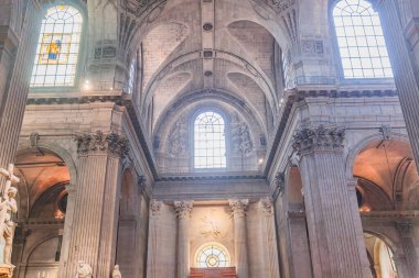 PARIS, FRANCE, 29 Mayıs 2025: Saint Sulpice Kilisesi 'nin merkezi mimari detayları, 19. yüzyılda çeşitli anonimmus atölyeleri tarafından