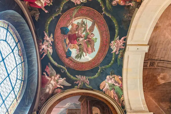 PARIS, FRANCE, 29 MAYIS 2025: 19. yüzyılda çeşitli anonimmus atölyelerinde Saint Sulpice kilisesinde yanal şapel detayları ve freskler